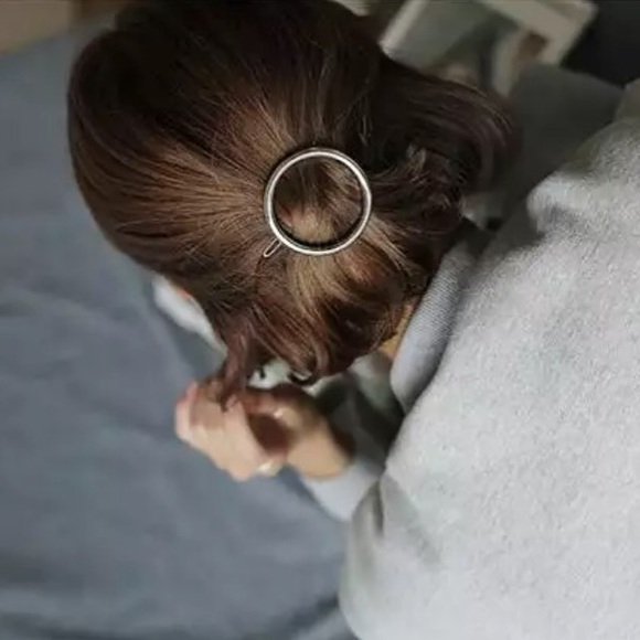⚜️[𝟯/$𝟭𝟴]⚜️Silver Round Simple Barrette NEW - Picture 5 of 9